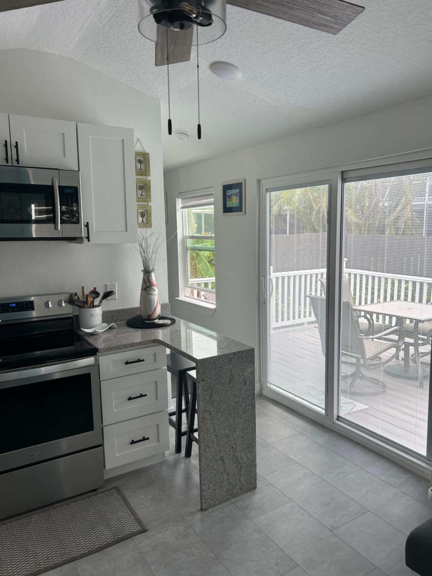 Perfect Getaway-Lovely Cottage House- Near Beaches ノーコミス エクステリア 写真