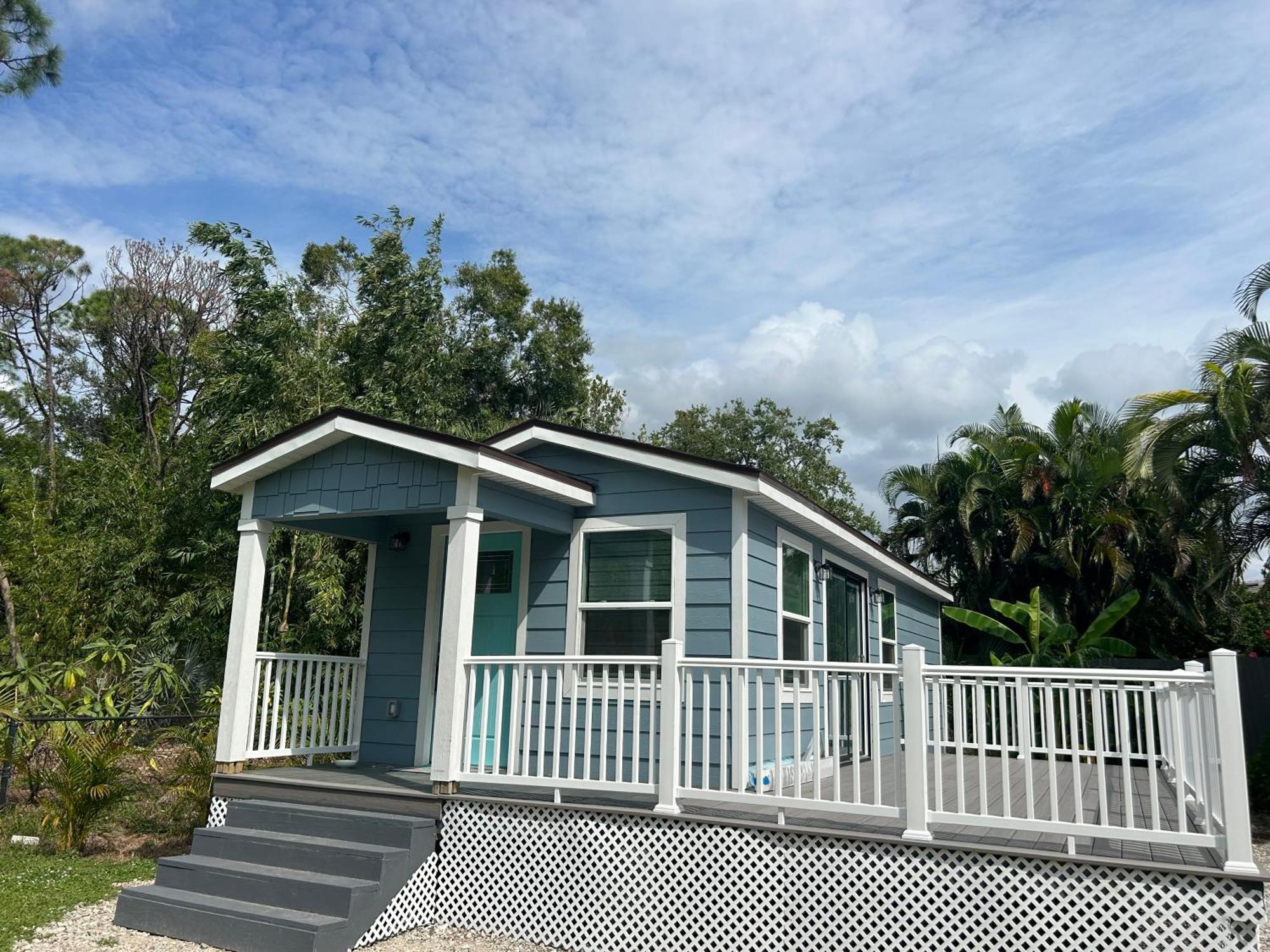 Perfect Getaway-Lovely Cottage House- Near Beaches ノーコミス エクステリア 写真